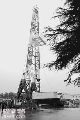 国内首台1.2万米钻机完成起井试验