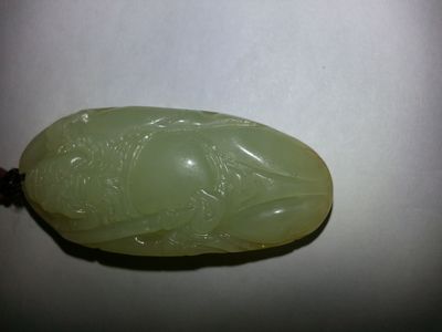 求高手指点这两块玉是什么品种,是和田玉还是青海还是韩料还是俄料。我买成3300,朋友说是和田的山料。