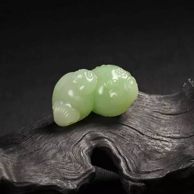 翡翠、和田玉结合后会生出什么玉?白中带绿,200元秒变20万!