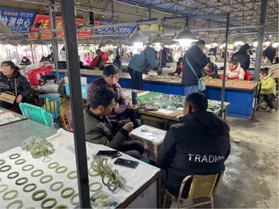 这个7万人的河南小镇 尽是珠光宝气与追梦人丨亿邦深度