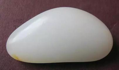 玉石收藏者必看:和田料与青海料白玉的区别揭秘