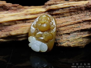 精品推荐油润新疆和田玉双色糖白玉精雕招财佛吊坠