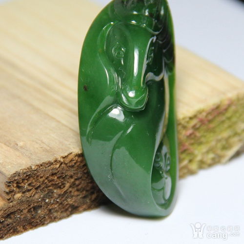 探索和田玉 菠菜绿与苹果绿之间的差异 哪一种颜色更胜一筹